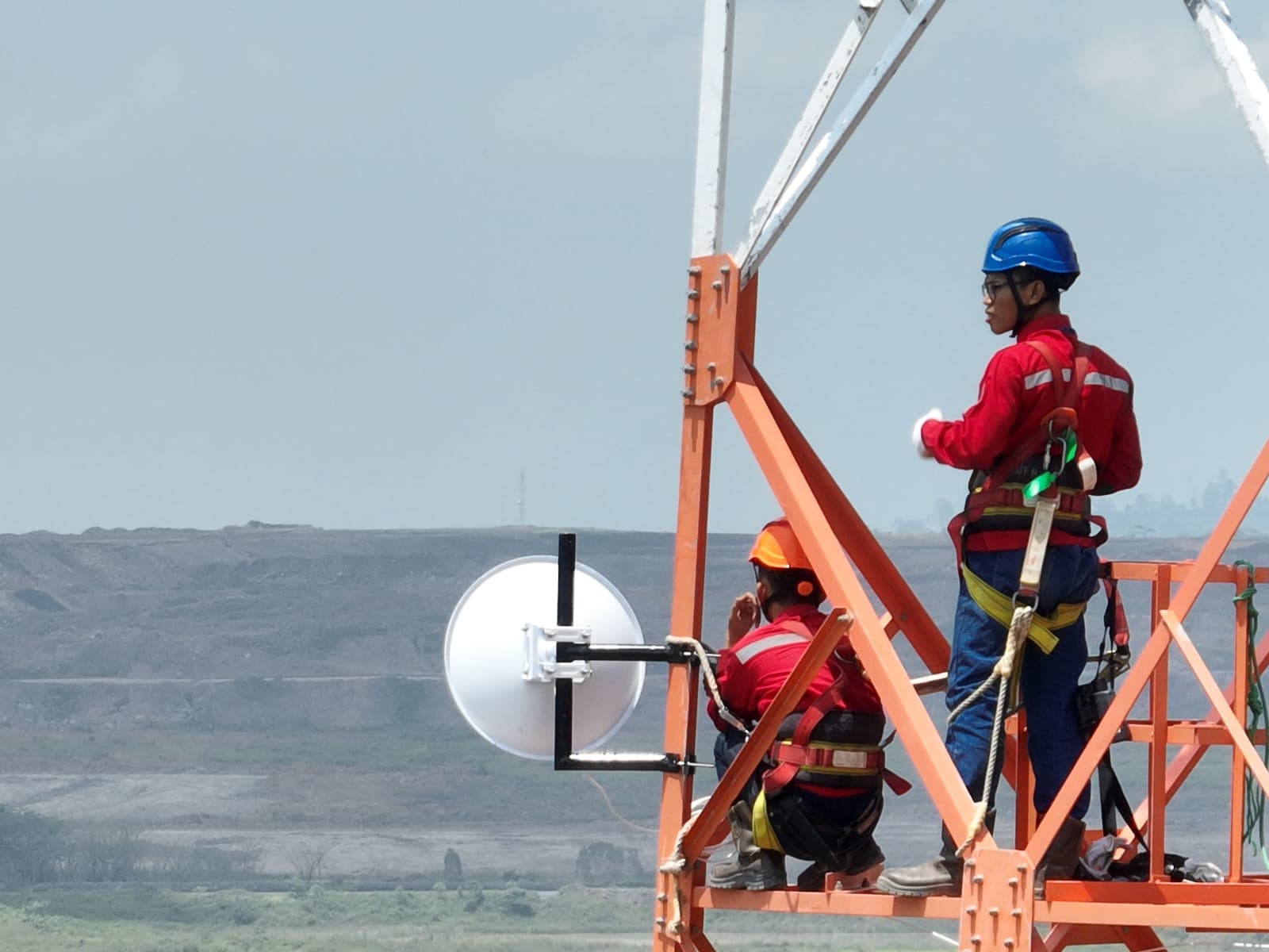 Alignment perangkat microwave link di tower platform
