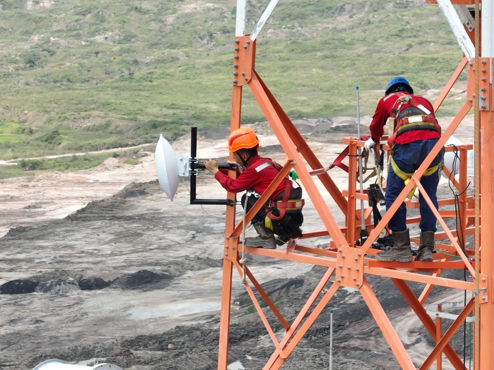 Teknisi telekomunikasi PT Multi Kontrol Nusantara melakukan instalasi dan alignment antena microwave di tower site